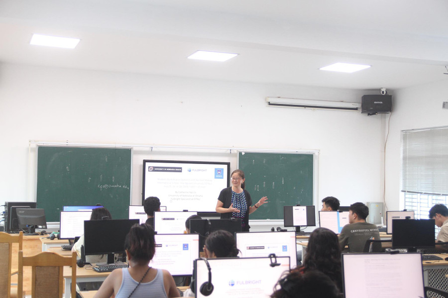 Giáo sư Catherine Yap Co hiện là Giáo sư Kinh tế – Quản trị kinh doanh, Trưởng Khoa Kinh tế tại Đại học Nebraska, Omaha (University of Nebraska at Omaha – UNO).