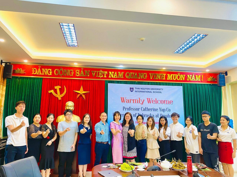 GS. Catherine Yap Co làm việc cùng giảng viên và sinh viên khoa Quốc tế Đại học Thái Nguyên.
