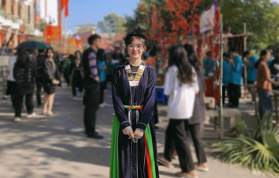 Dưới mái trường PT Vùng Cao Việt Bắc, nữ sinh người Sán chí đã giành được nhiều thành tích nổi bật. Dưới mái trường PT Vùng Cao Việt Bắc, nữ sinh người Sán chí đã giành được nhiều thành tích nổi bật.