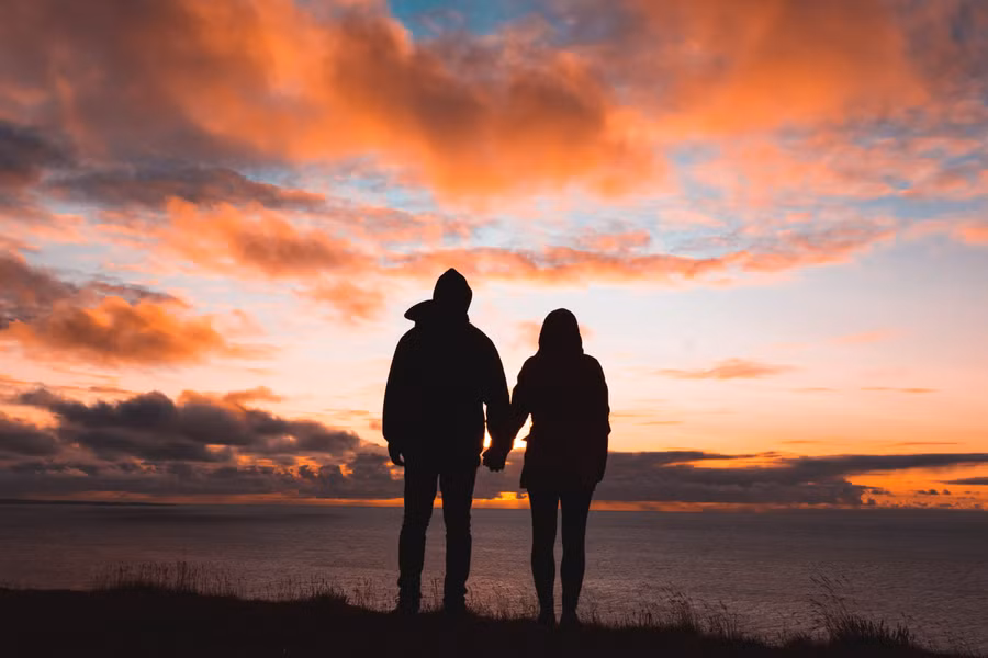 Một trong những điều tuyệt vời nhất khi bắt đầu một mối quan hệ xa nhà là bạn không bị ảnh hưởng bởi những tác động bên ngoài. (Ảnh: ITN)