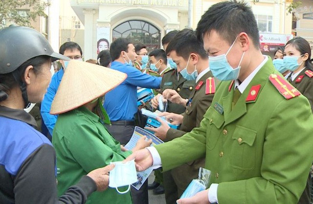 Đội nắng phát khẩu trang, nước sát khuẩn cho người đi đường - 11