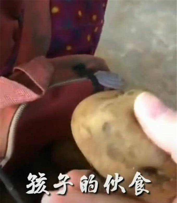 tang chiec cap moi cho be gai ngheo, co giao bat khoc khi nhan lai mon qua tu be - 4