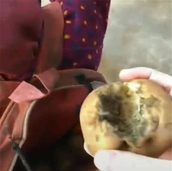 tang chiec cap moi cho be gai ngheo, co giao bat khoc khi nhan lai mon qua tu be - 5