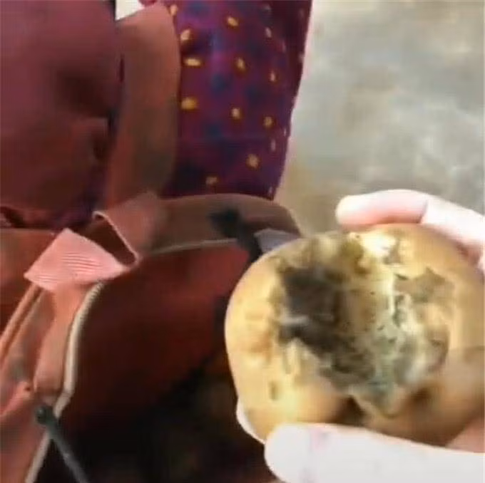 tang chiec cap moi cho be gai ngheo, co giao bat khoc khi nhan lai mon qua tu be - 5