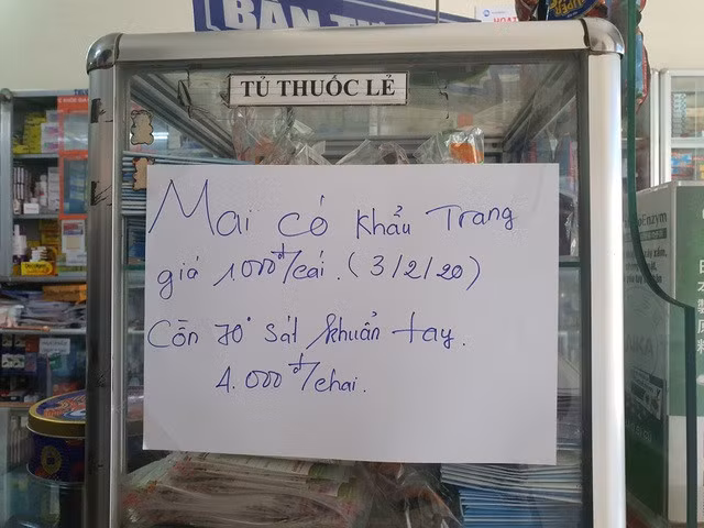 Đội nắng phát khẩu trang, nước sát khuẩn cho người đi đường - 6