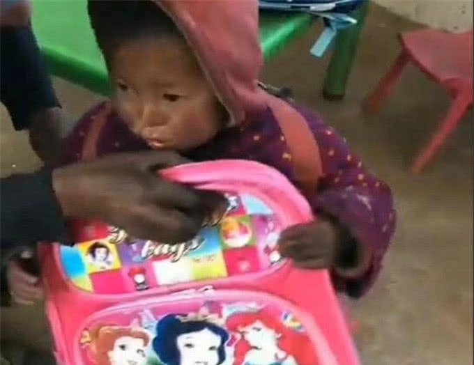 Tặng chiếc cặp mới cho bé gái nghèo, cô giáo bật khóc khi nhận lại một thứ