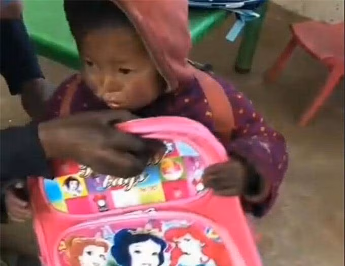 Tặng chiếc cặp mới cho bé gái nghèo, cô giáo bật khóc khi nhận lại một thứ