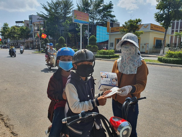 Đội nắng phát khẩu trang, nước sát khuẩn cho người đi đường - 5