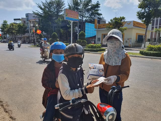 Đội nắng phát khẩu trang, nước sát khuẩn cho người đi đường - 5