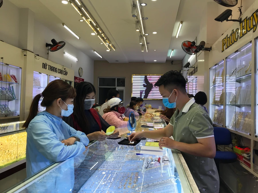 Hình ảnh lạ người đi mua vàng ngày vía Thần Tài