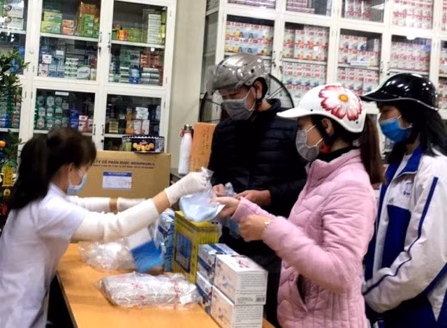 Đội nắng phát khẩu trang, nước sát khuẩn cho người đi đường - 7