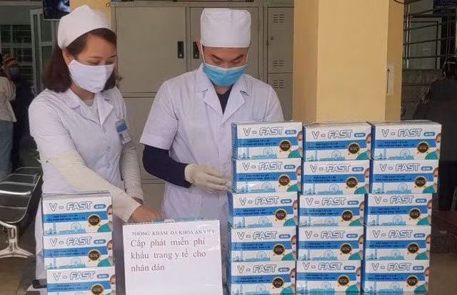 Đội nắng phát khẩu trang, nước sát khuẩn cho người đi đường - 9