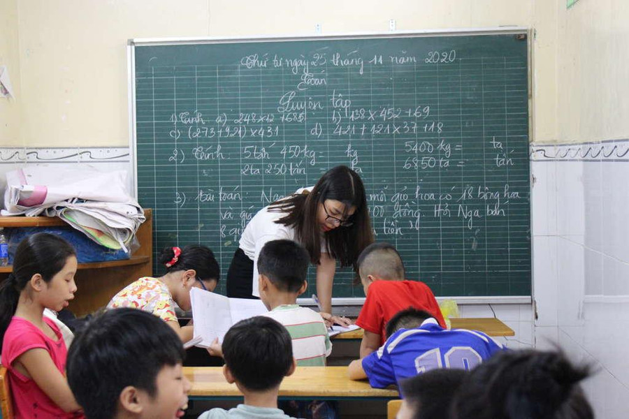 Sinh viên UEF trong một dự án dạy học cho các em nhỏ tại mái ấm, nhà mở. Sinh viên UEF trong một dự án dạy học cho các em nhỏ tại mái ấm, nhà mở.