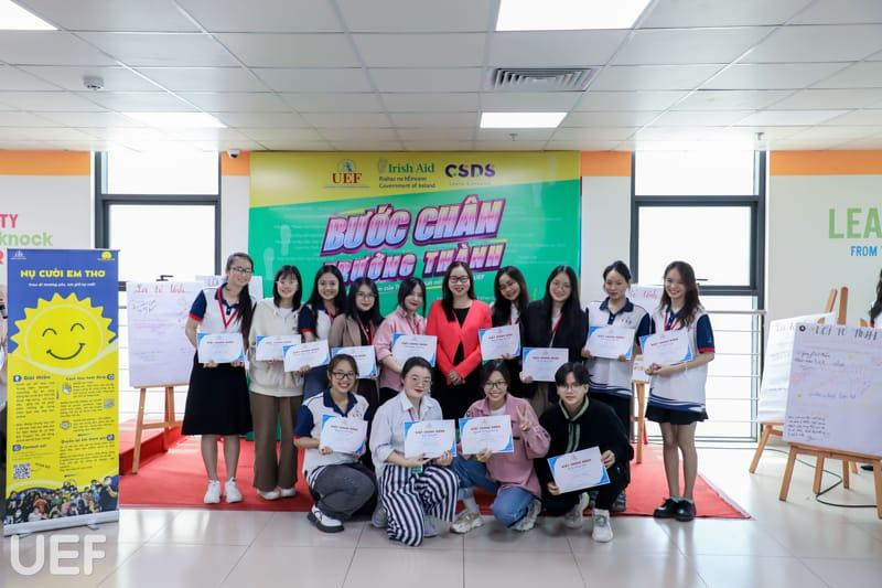 Các bạn sinh viên UEF nhận bằng khen cho hành trình kết nối cộng đồng đầy xuất sắc của mình. Các bạn sinh viên UEF nhận bằng khen cho hành trình kết nối cộng đồng đầy xuất sắc của mình.