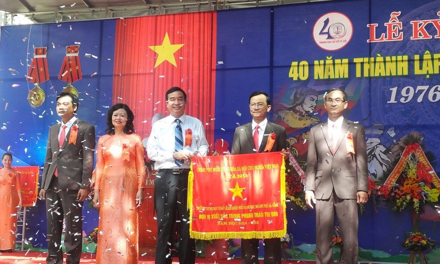 Tập thể trường THCS Lê Lợi vinh dự đón nhận Cờ thi đua của UBND TP Đà Nẵng nhân lễ kỷ niệm thành lập trường.