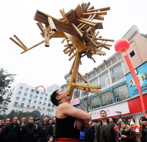 Công phu dùng răng nâng ghế.