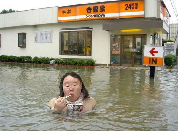Ăn mỳ ở mọi địa điểm, mọi hoàn cảnh.