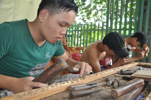 Làm giàu trên đôi nạng gỗ