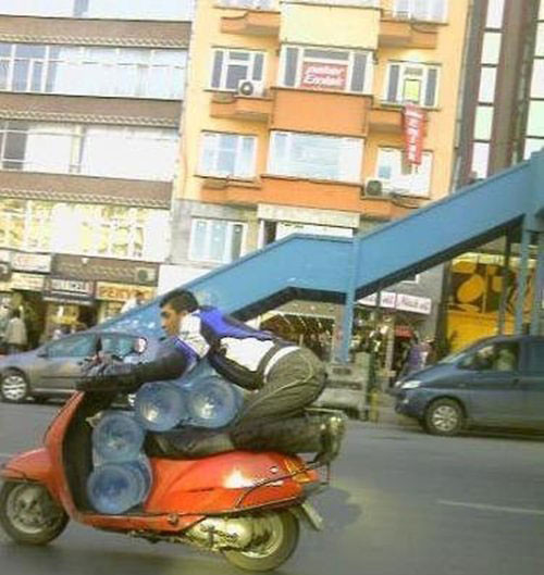 Làm xiếc trên đường phố.