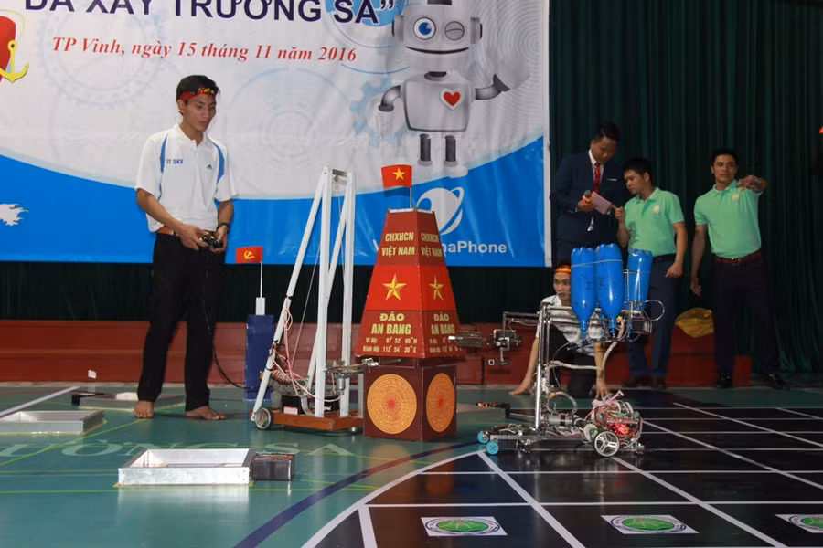 Sinh viên Đại học Sư phạm Kỹ thuật Vinh sáng tạo Robocon