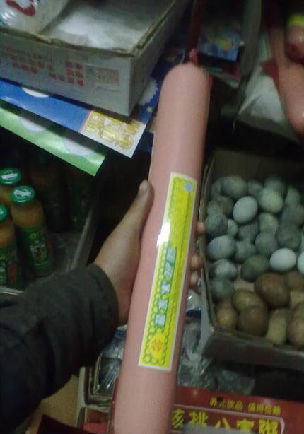 Xúc xích ngoại cỡ.