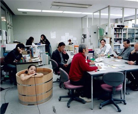 Tắm bồn giữa phòng làm việc.