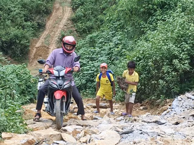 3 học sinh được các thầy giáo đưa ra trường trong chuyến ngược núi đầu năm học mới 2017-2018