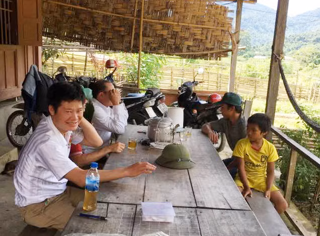 Các thành viên tổ vận động thuyết phục phụ huynh cho con đi học