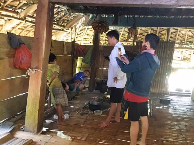 Dù vận động, thuyết phục lẫn năn nỉ nhưng cậu bé Lê Văn Buôn vẫn không chịu trở lại trường mà ở nhà trông em dù đây là năm học cuối cấp của Buôn