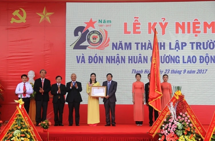 Trường ĐH Hồng Đức vinh dự đón nhận Huân chương Lao động hạng Nhất trong dịp kỷ niệm 20 năm thành lập trường. Ảnh: Nguyễn Quỳnh 