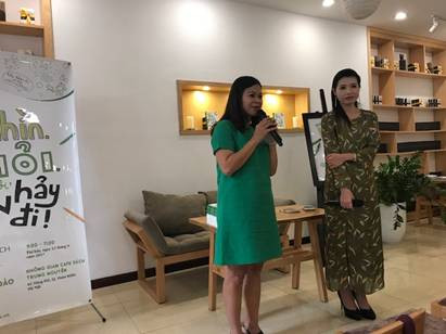 Tác giả Thi Anh Đào (bên phải) giao lưu cùng độc giả