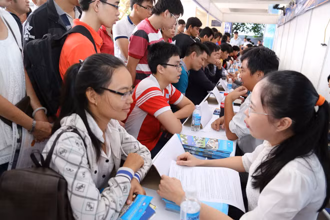 Tìm thông tin tuyển sinh. Ảnh minh họa