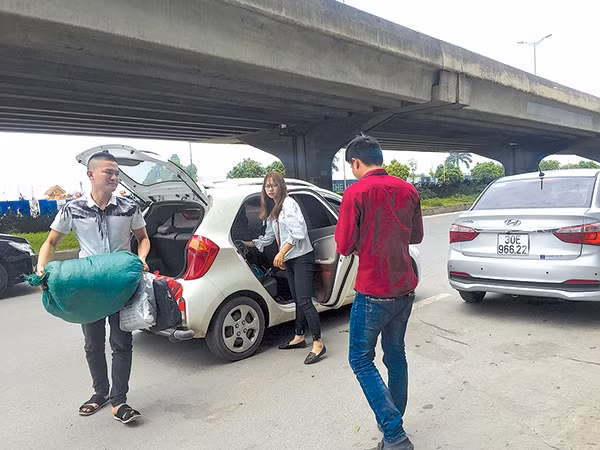 Nếu đề xuất của Bộ GTVT được chấp thuận, loại hình ứng dụng kết nối điện tử như Grab sẽ phải gắn mào và quản lý như taxi (Trong ảnh Grab trả khách trên đường Nguyễn Xiển - Hà Nội) - Ảnh Tạ Tôn