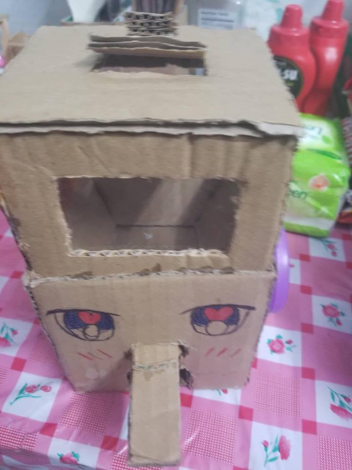 Máy bán kẹo, chỉ cần ấn nhẹ vào mũi của robot máy là kẹo chạy xuống