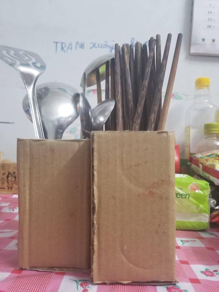 Ống đựng đũa, mẹ Uyên Trang dùng cho gia đình