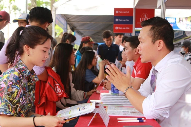 Cán bộ tuyển sinh UEF đang tư vấn cho HS