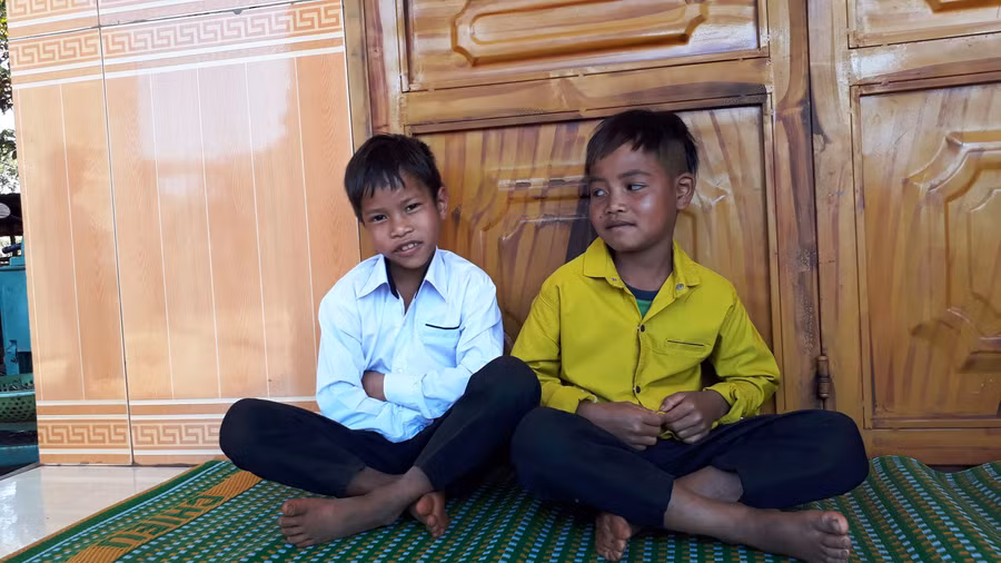 Gơng (áo vàng) rụt rè kể chuyện cứu bạn Byunh (áo trắng).