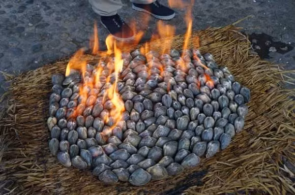 Nghêu nướng xăng - đặc sản Triều Tiên ngon khó cưỡng 