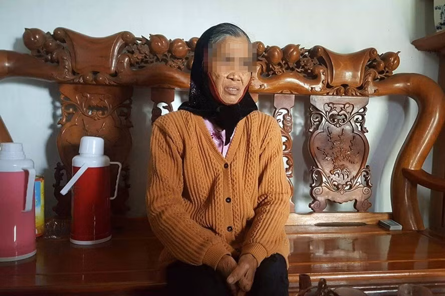 Bà Nguyễn Thị Dân vẫn bàng hoàng về vụ việc vừa xảy ra với người cháu xấu số của mình. Ảnh: PV.