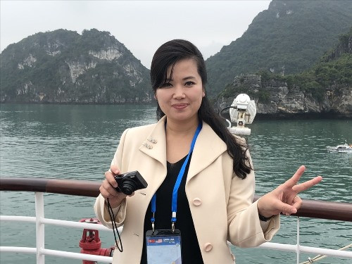 Hyon Song-wol tạo dáng bên vịnh Hạ Long. Ảnh:N.H Hyon Song-wol tạo dáng bên vịnh Hạ Long. Ảnh: N.H