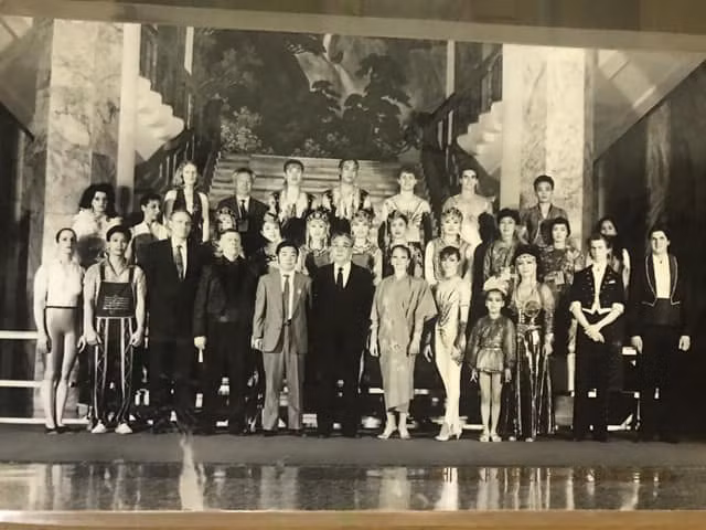 Các nghệ sĩ Liên đoàn Xiếc Việt Nam chụp ảnh cùng Chủ tịch Kim Nhật Thành năm 1993