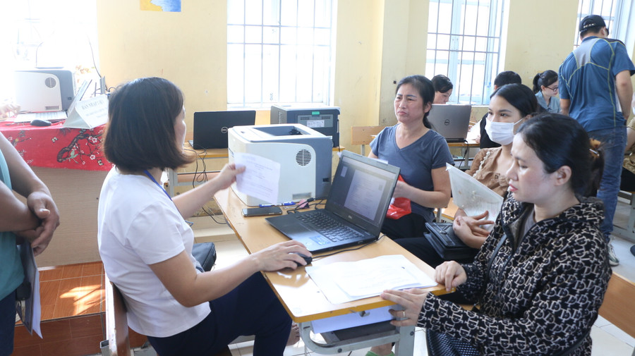 Phụ huynh nào không có đủ thiết bị sẽ được các nhà trường hỗ trợ làm thủ tục đăng ký tuyển sinh trực tiếp trên máy tính tại trường. Phụ huynh nào không có đủ thiết bị sẽ được các nhà trường hỗ trợ làm thủ tục đăng ký tuyển sinh trực tiếp trên máy tính tại trường.