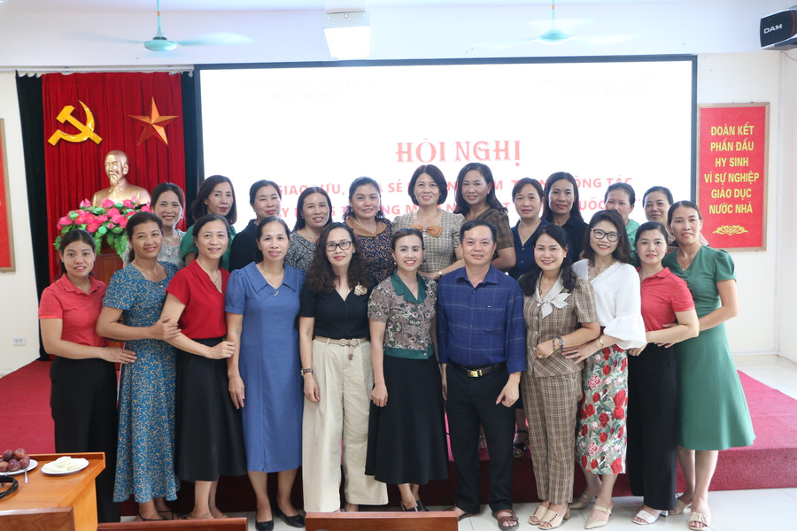 Các đại biểu cùng chụp ảnh lưu niệm sau khi kết thúc chuyến giao lưu, học tập kinh nghiệm.