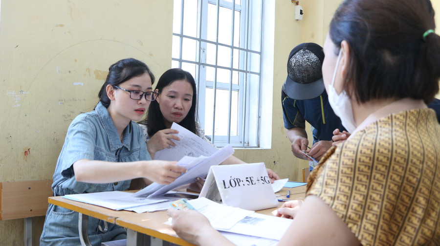 Giáo viên hướng dẫn phụ huynh hoàn thiện các thông tin trong hồ sơ tuyển sinh vào lớp 6 Trường THCS Đức Thượng. Giáo viên hướng dẫn phụ huynh hoàn thiện các thông tin trong hồ sơ tuyển sinh vào lớp 6 Trường THCS Đức Thượng.