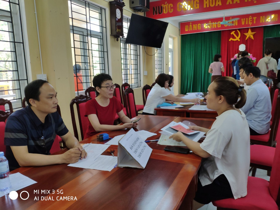 Phụ huynh nhờ giáo viên kiểm tra lại các thông tin khai trong hồ sơ của con. Phụ huynh nhờ giáo viên kiểm tra lại các thông tin khai trong hồ sơ của con.