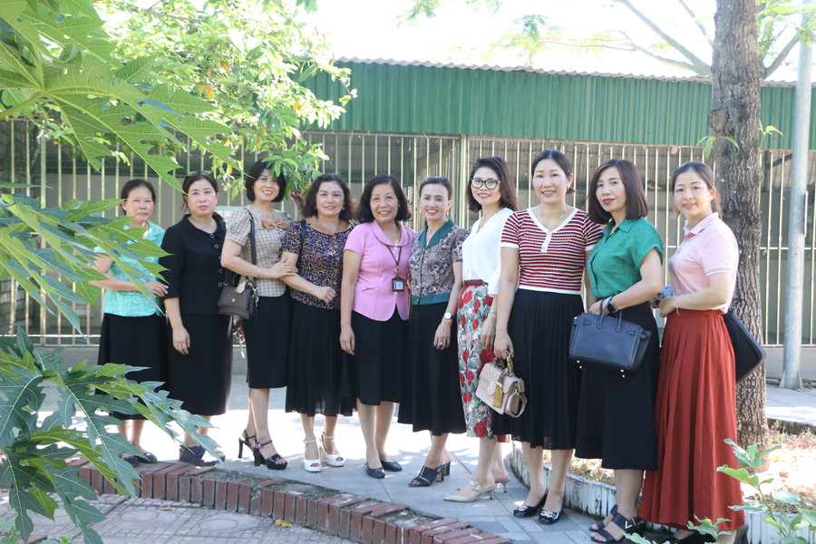 Đại diện một số trường mầm non huyện Phú Xuyên cùng thăm quan khu vườn Trường Mầm non Đức Thượng với đa dạng các loại cây trồng, vật nuôi để trẻ được học tập, trải nghiệm ngay tại trường.