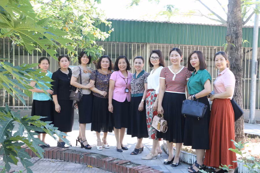 Đại diện một số trường mầm non huyện Phú Xuyên cùng thăm quan khu vườn Trường Mầm non Đức Thượng với đa dạng các loại cây trồng, vật nuôi để trẻ được học tập, trải nghiệm ngay tại trường.