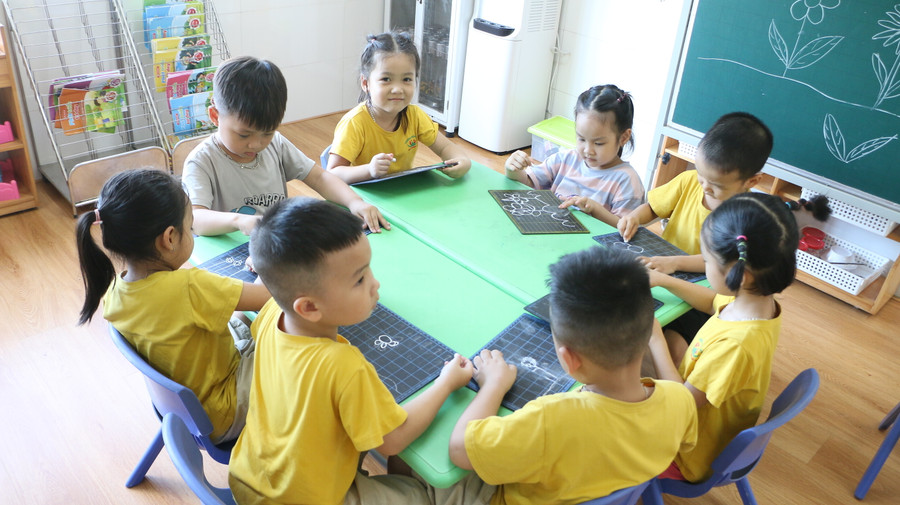 Các phòng học của trẻ được trang bị khá đầy đủ các thiết bị phục vụ học tập và hoạt động cho trẻ.