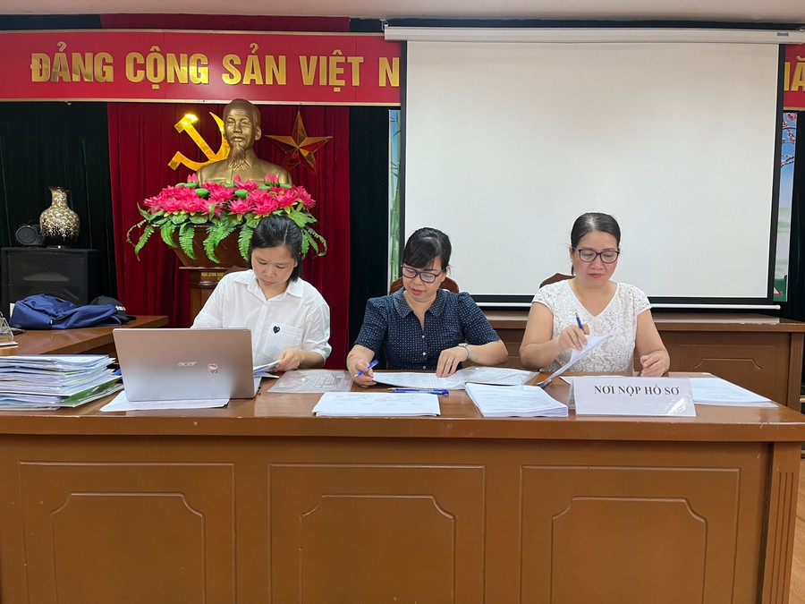 Trường THCS Nguyễn Trãi bố trí máy tính kết nối mạng và cán bộ, giáo viên sẵn sàng hỗ trợ phụ huynh đăng ký trực tuyến cho con vào lớp 6. Trường THCS Nguyễn Trãi bố trí máy tính kết nối mạng và cán bộ, giáo viên sẵn sàng hỗ trợ phụ huynh đăng ký trực tuyến cho con vào lớp 6.