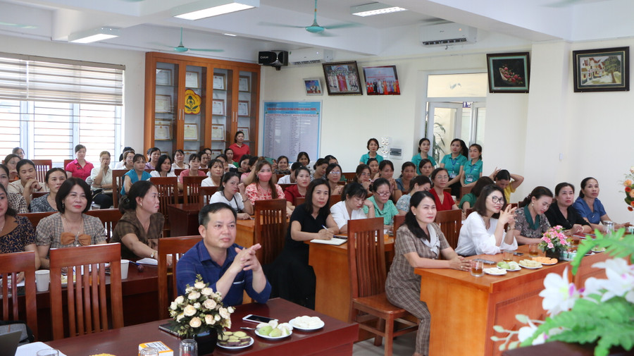 Hàng trăm cán bộ, giáo viên cốt cán của huyện Phú Xuyên cùng lắng nghe chia sẻ tại hội nghị.